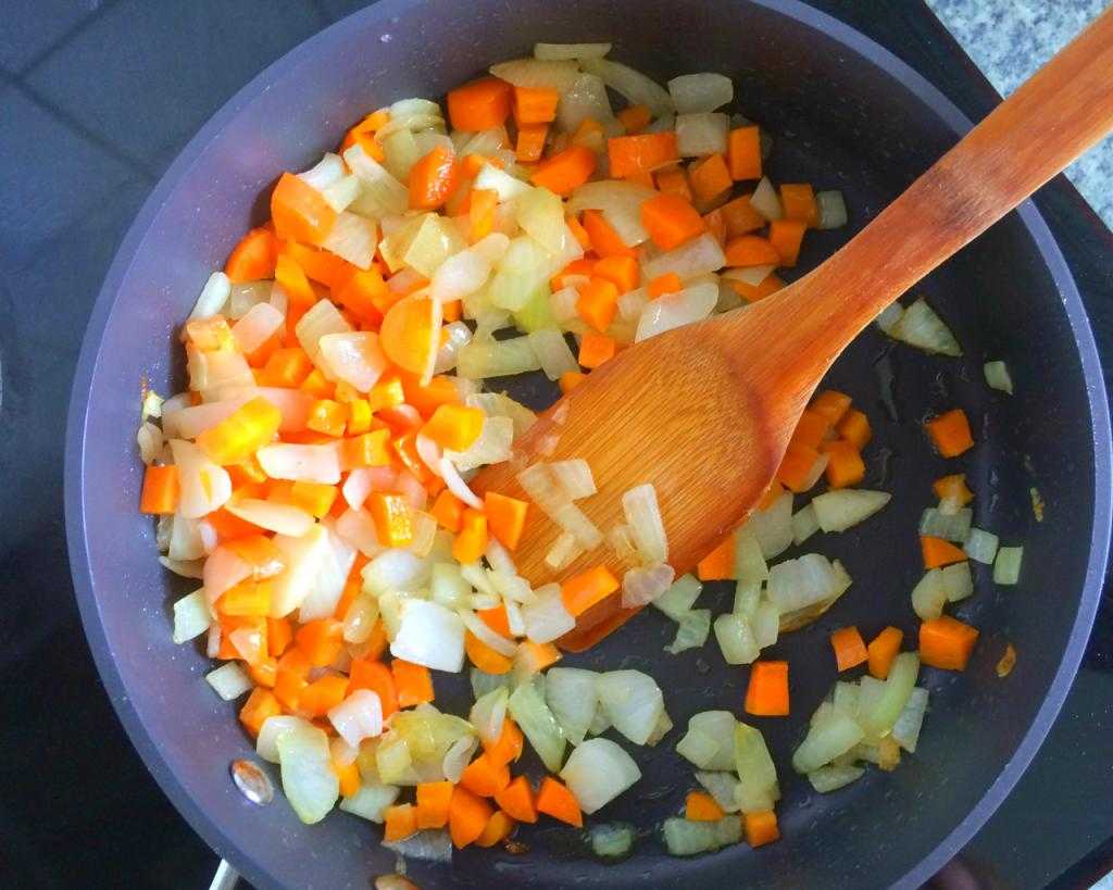 Овощная поджарка для супа из чечевицы