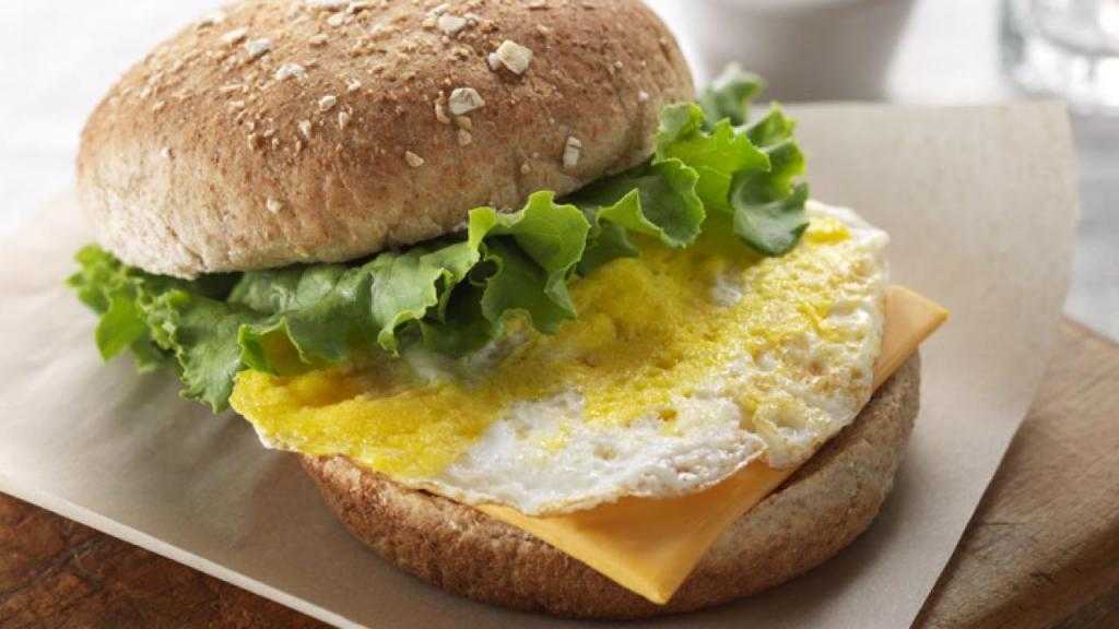 Простая закуска из хлеба и яиц