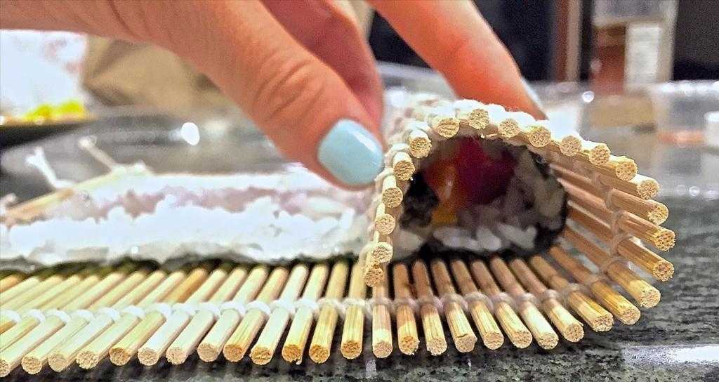 Именно так необходимо заворачивать суши