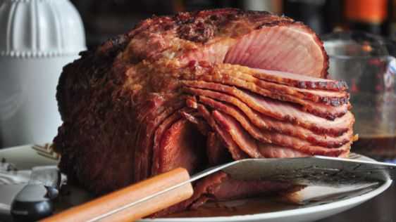 Как вкусно запечь свиной окорок без кости
