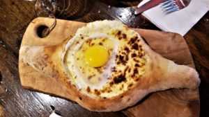 Хачапури по-аджарски "Лодочки с яйцом": ингредиенты, рецепт приготовления, фото